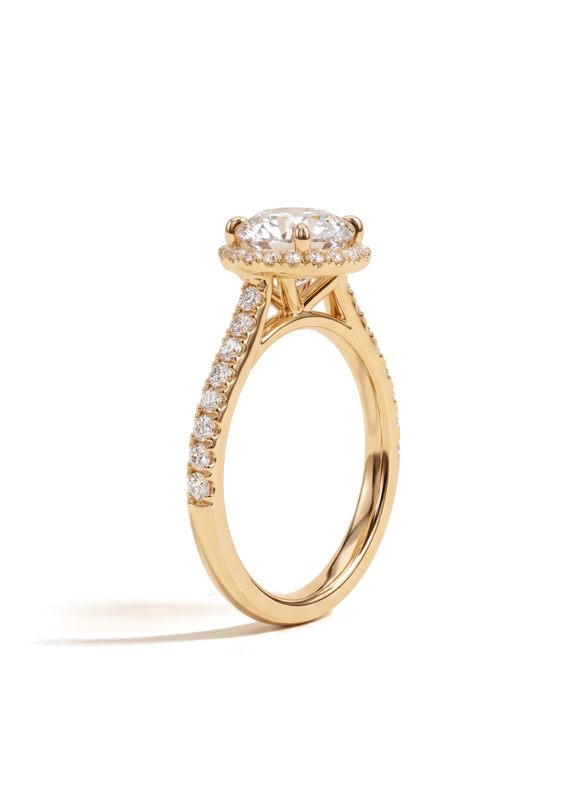 Solitärring Halo in Gelbgold, schräg von der Seite: Brillant in vier Krappen, Diamantkranz und pavébesetzte Schiene